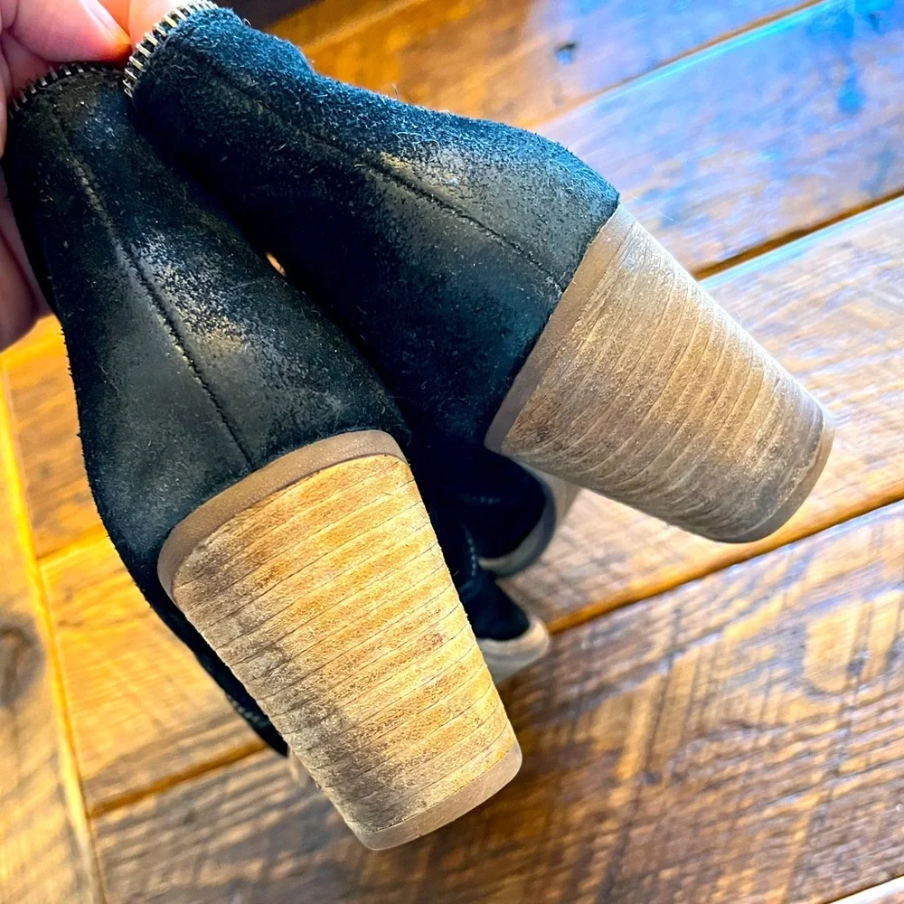 Cute booties with fun zipper detail!